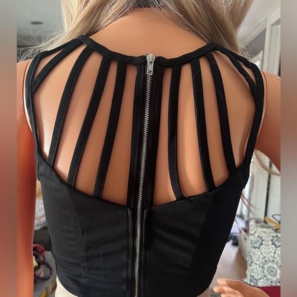 Elegant Black Strappy Crop Top - Picture 2 of 3